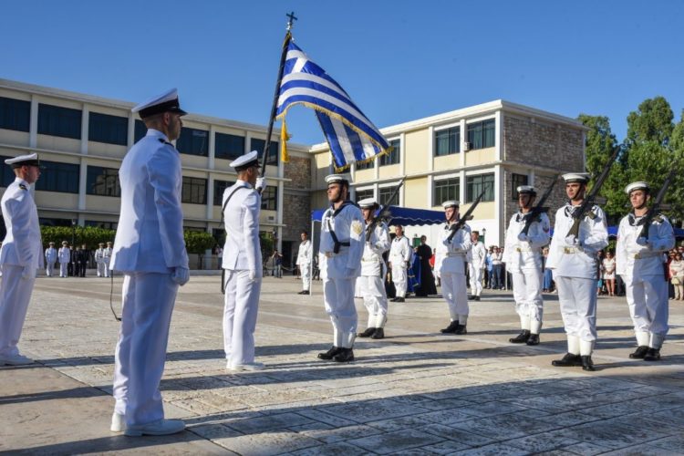 ΓΕΝ: Παρέλαβαν τα ξίφη τους από τον ΠτΔ οι νέοι Σημαιοφόροι του ΠΝ - Φωτογραφία 12