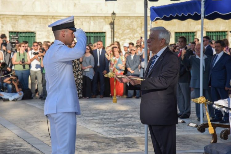 ΓΕΝ: Παρέλαβαν τα ξίφη τους από τον ΠτΔ οι νέοι Σημαιοφόροι του ΠΝ - Φωτογραφία 7