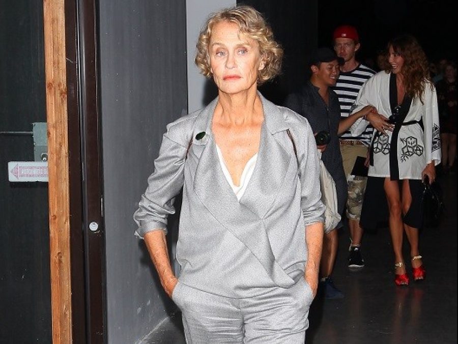 Η Lauren Hutton περπάτησε στην πασαρέλα του οίκου Valentino στα 75 της χρόνια - Φωτογραφία 1