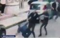 Εικόνες-σοκ με τον ξυλοδαρμό αστυνομικού από μπράβους στη Θεσσαλονίκη (video)