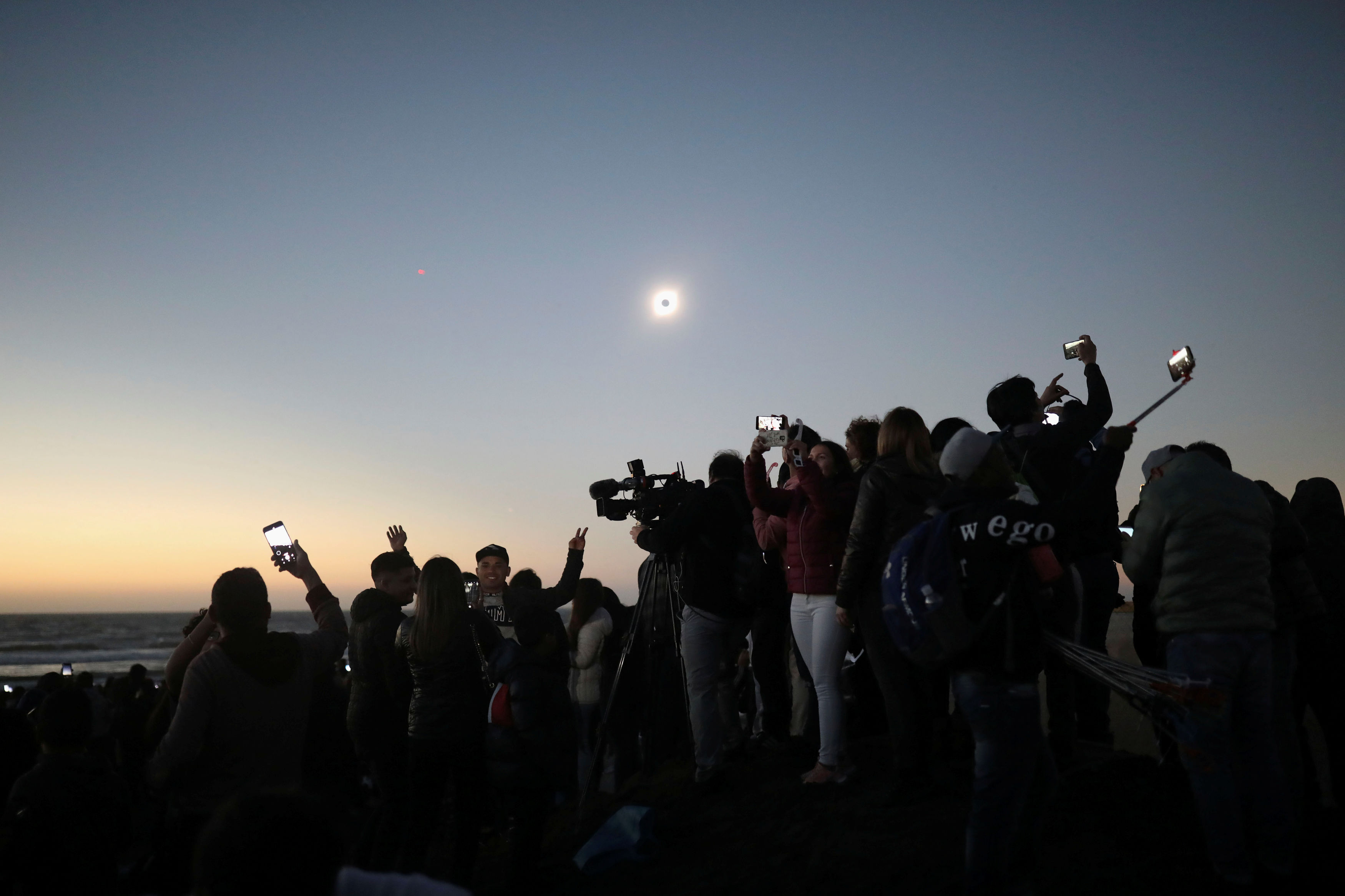 Εντυπωσιακές εικόνες από τη «Μεγάλη Νοτιοαμερικανική Εκλειψη» Ηλίου στη Χιλή - Φωτογραφία 6