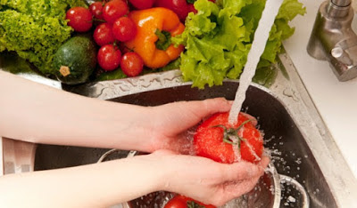 Πώς πλένουμε τα φρούτα και λαχανικά. Γιατί δεν χρησιμοποιούμε σαπούνι  (Της Αγγελικής Μήλιου, βιολόγος, medlabnews.gr) - Φωτογραφία 1