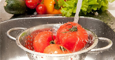 Πώς πλένουμε τα φρούτα και λαχανικά. Γιατί δεν χρησιμοποιούμε σαπούνι  (Της Αγγελικής Μήλιου, βιολόγος, medlabnews.gr) - Φωτογραφία 2