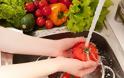 Πώς πλένουμε τα φρούτα και λαχανικά. Γιατί δεν χρησιμοποιούμε σαπούνι  (Της Αγγελικής Μήλιου, βιολόγος, medlabnews.gr)
