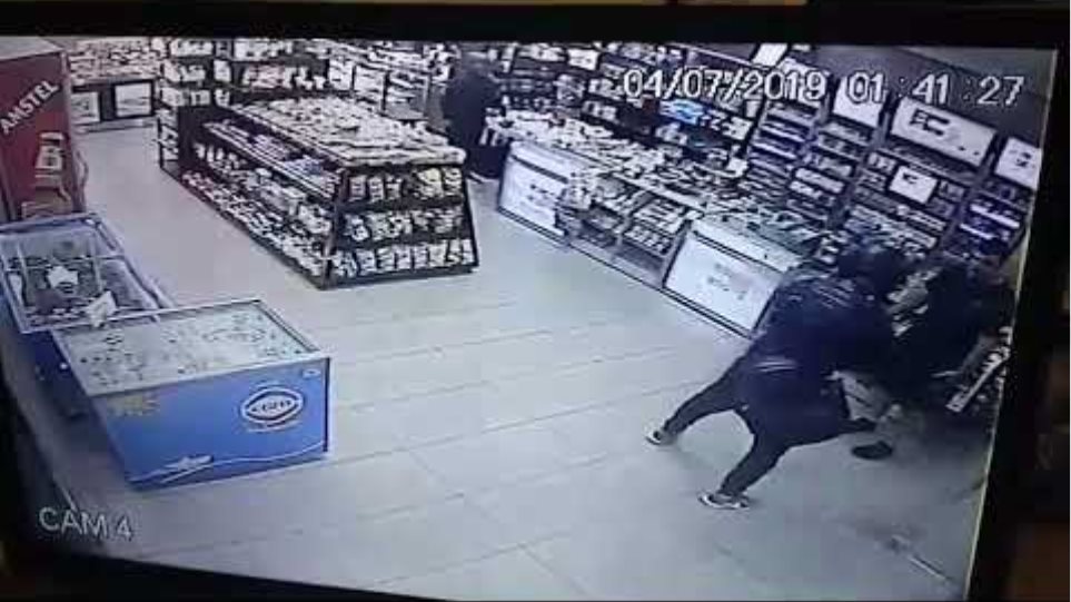 Ληστές εισβάλουν σε κατάστημα - Λιποθύμησε πελάτισσα από τον φόβο της - Φωτογραφία 2