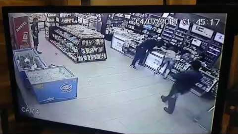 Ληστές εισβάλουν σε κατάστημα - Λιποθύμησε πελάτισσα από τον φόβο της - Φωτογραφία 3