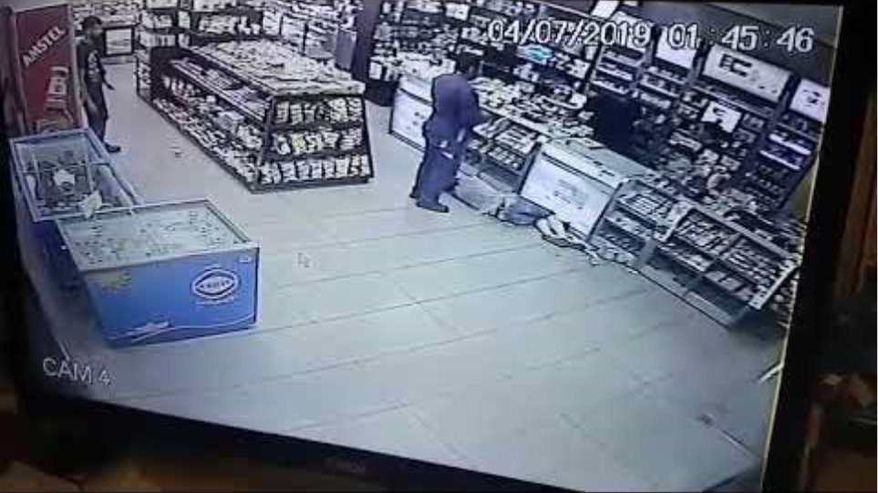 Ληστές εισβάλουν σε κατάστημα - Λιποθύμησε πελάτισσα από τον φόβο της - Φωτογραφία 4