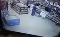 Ληστές εισβάλουν σε κατάστημα - Λιποθύμησε πελάτισσα από τον φόβο της - Φωτογραφία 4