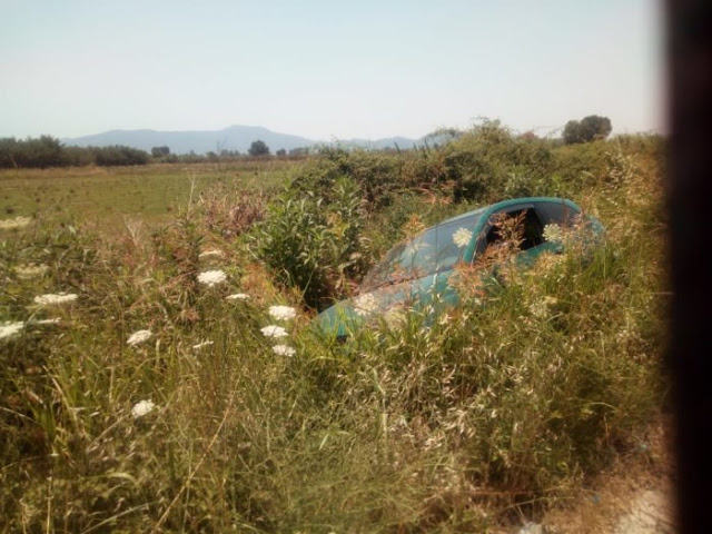Αγρίνιο: Αυτοκίνητο έπεσε σε αρδευτικό αύλακα στο Δοκίμι (ΔΕΙΤΕ ΦΩΤΟ) - Φωτογραφία 1