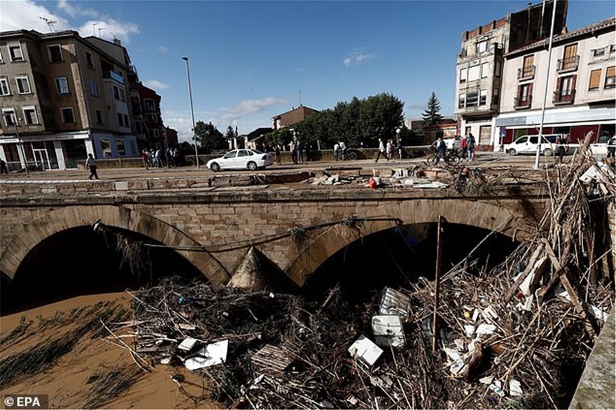 Εικόνες καταστροφής στην Ισπανία - Ένας νεκρός από τις πλημμύρες - Φωτογραφία 2