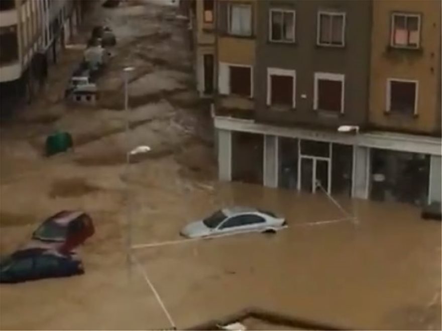 Εικόνες καταστροφής στην Ισπανία - Ένας νεκρός από τις πλημμύρες - Φωτογραφία 3