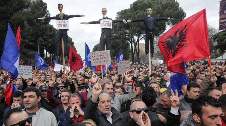 Αλβανία: Νέα διαδήλωση της αντιπολίτευσης με αίτημα να παραιτηθεί ο Έντι Ράμα - Φωτογραφία 1