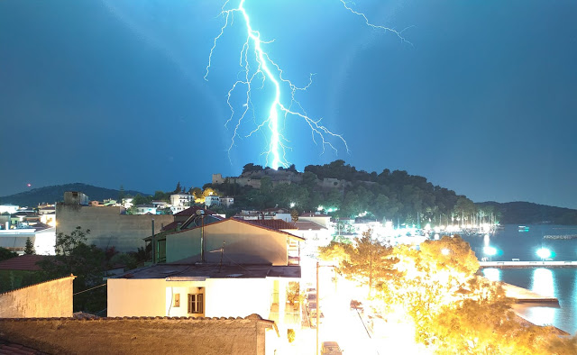 Κεραυνός χτυπά τη ΒΟΝΙΤΣΑ - Εντυπωσιακή φωτογραφία του Θοδωρή Μαζαράκη - Φωτογραφία 1