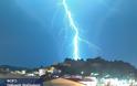 Κεραυνός χτυπά τη ΒΟΝΙΤΣΑ - Εντυπωσιακή φωτογραφία του Θοδωρή Μαζαράκη - Φωτογραφία 2