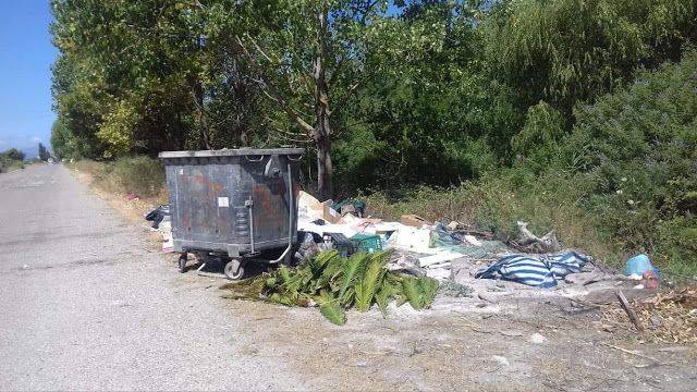 Αφημένα μπάζα και σκουπίδια δίπλα από κάδο απορριμμάτων, κοντά στο ΜΥΤΙΚΑ -ΦΩΤΟ - Φωτογραφία 2