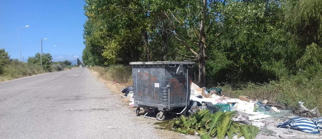 Αφημένα μπάζα και σκουπίδια δίπλα από κάδο απορριμμάτων, κοντά στο ΜΥΤΙΚΑ -ΦΩΤΟ - Φωτογραφία 3