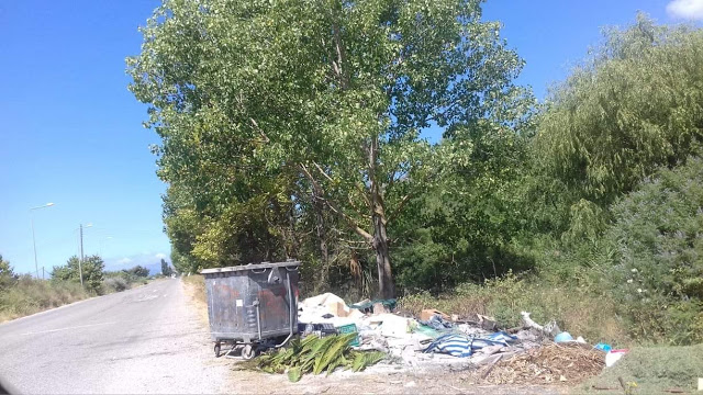 Αφημένα μπάζα και σκουπίδια δίπλα από κάδο απορριμμάτων, κοντά στο ΜΥΤΙΚΑ -ΦΩΤΟ - Φωτογραφία 4