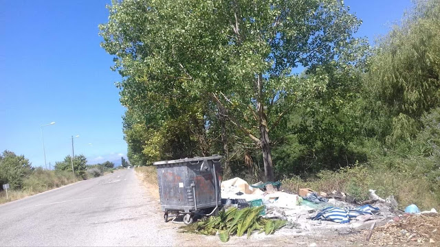 Αφημένα μπάζα και σκουπίδια δίπλα από κάδο απορριμμάτων, κοντά στο ΜΥΤΙΚΑ -ΦΩΤΟ - Φωτογραφία 6