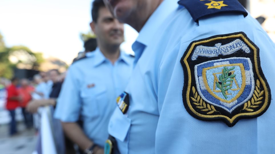 Χρυσοχοΐδης: «Κόβει» δεκάδες αστυνομικούς φρουρούς - Φωτογραφία 1