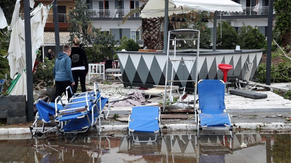 Ακραία καιρικά φαινόμενα: Χιλιάδες θύματα και ανυπολόγιστες ζημιές στην Ελλάδα - Φωτογραφία 1