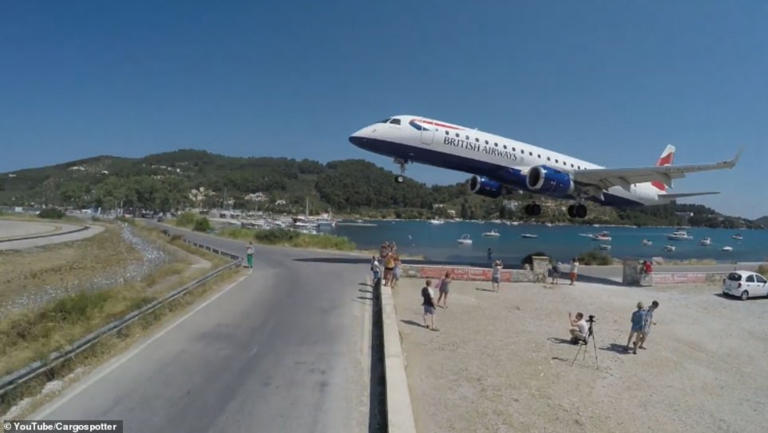 Σκιάθος: Αεροπλάνο περνά «ξυστά» πάνω από τα κεφάλια τουριστών! Βίντεο που κόβει την ανάσα - Φωτογραφία 1