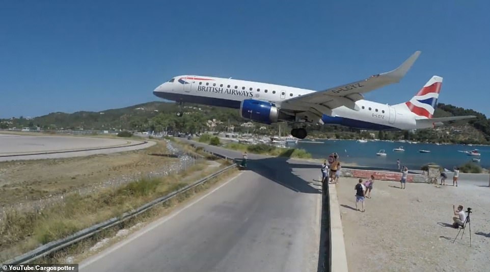 Σκιάθος: Αεροπλάνο περνά «ξυστά» πάνω από τα κεφάλια τουριστών! Βίντεο που κόβει την ανάσα - Φωτογραφία 4