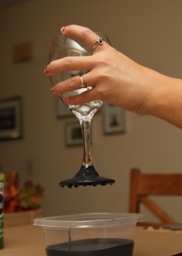 ΚΑΤΑΣΚΕΥΕΣ - Άλλαξε όψη στα ποτήρια του κρασιού κι ετοιμάσέ τα για το τραπέζι σου! - Φωτογραφία 1
