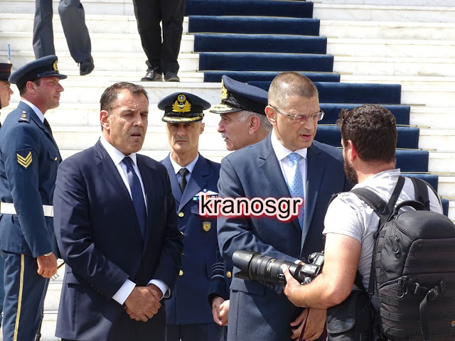Οι πρώτες φωτό από την επίσκεψη του Πρωθυπουργού Κυριάκου Μητσοτάκη στο Υπουργείο Άμυνας - Φωτογραφία 31