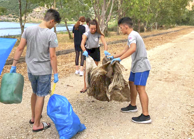 ΒΟΝΙΤΣΑ: Εθελοντική δράση απο νέους που συμμετέχουν στο πρόγραμμα Generation Europe -Καθάρισαν την παραλία Σάλτινη [ΦΩΤΟ] - Φωτογραφία 5