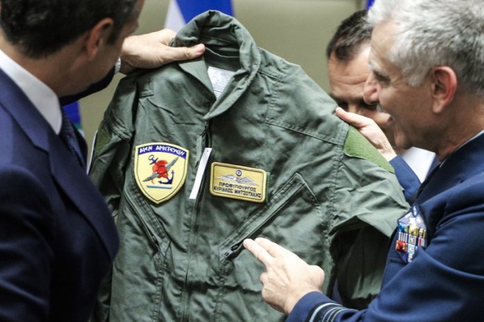 Ο Μητσοτάκης πήρε δώρο στολή πιλότου μαχητικού με το όνομά του – Η πρόσκληση για πτήση στο Καστελόριζο - Φωτογραφία 6