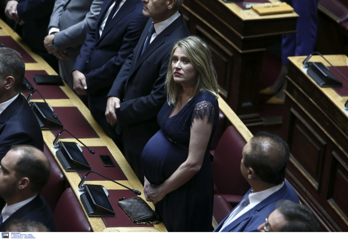 Βουλή: Η εγκυμονούσα Γρεβενιώτισσα βουλευτής Άννα Ευθυμίου που τράβηξε τα βλέμματα - Φωτογραφία 2