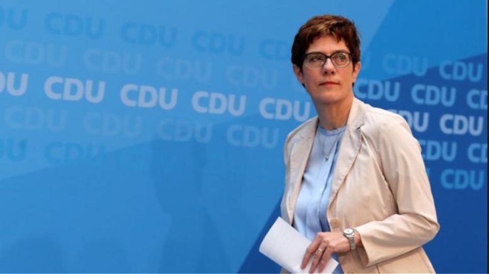 Α.Α. Καρενμπάουερ: «Μια άχρηστη στο γερμανικό στράτευμα», λέει Γερμανίδα πολιτικός - Φωτογραφία 1
