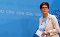 Α.Α. Καρενμπάουερ: «Μια άχρηστη στο γερμανικό στράτευμα», λέει Γερμανίδα πολιτικός