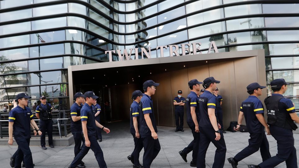 Νοτιοκορεάτης αυτοπυρπολήθηκε μπροστά στην πρεσβεία της Ιαπωνίας στη Σεούλ - Φωτογραφία 1