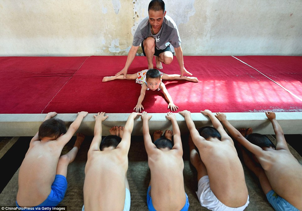 Προπόνηση ή βασανιστήρια: Στα άδυτα των παιδικών γυμναστηρίων της Κίνας (εικόνες) - Φωτογραφία 10
