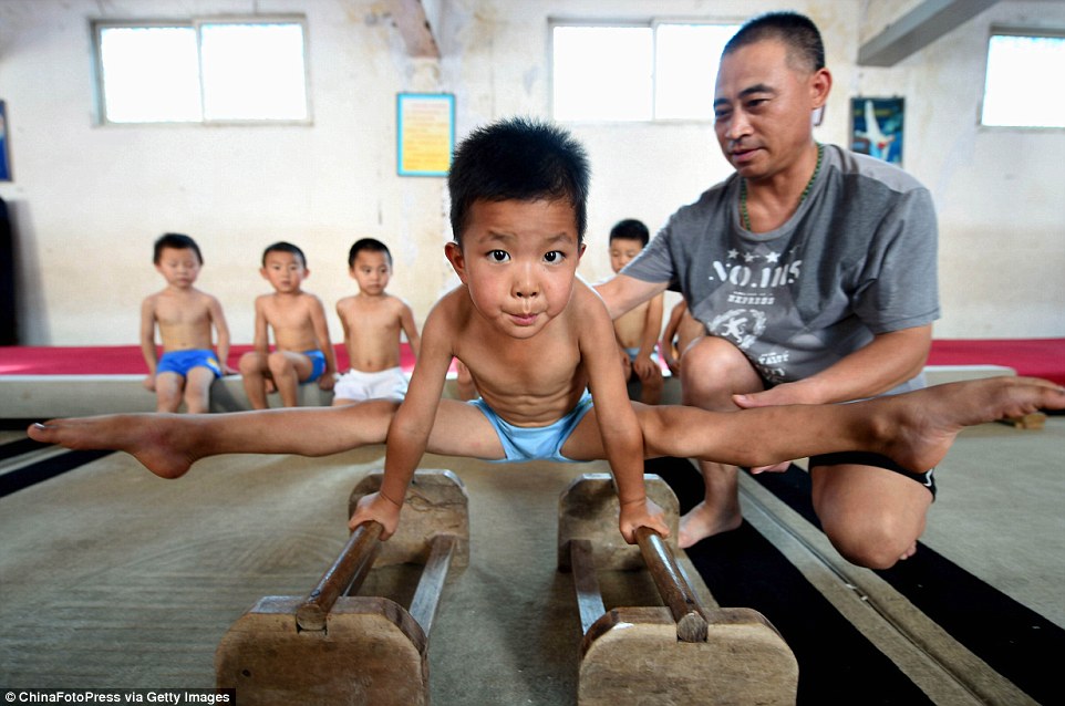 Προπόνηση ή βασανιστήρια: Στα άδυτα των παιδικών γυμναστηρίων της Κίνας (εικόνες) - Φωτογραφία 6