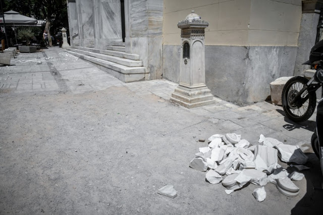 Αμέσως μετά το σεισμό: Χιλιάδες Αθηναίοι στους δρόμους - Έπεσε ο σταυρός της Αγίας Ειρήνης στο Μοναστηράκι - Φωτογραφία 11