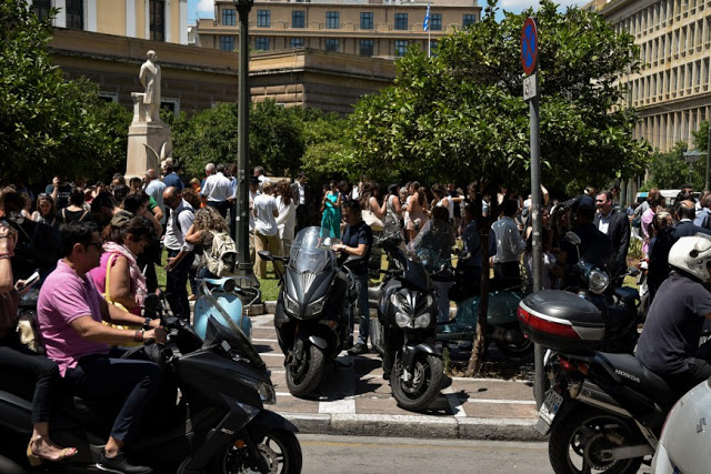 Αμέσως μετά το σεισμό: Χιλιάδες Αθηναίοι στους δρόμους - Έπεσε ο σταυρός της Αγίας Ειρήνης στο Μοναστηράκι - Φωτογραφία 17