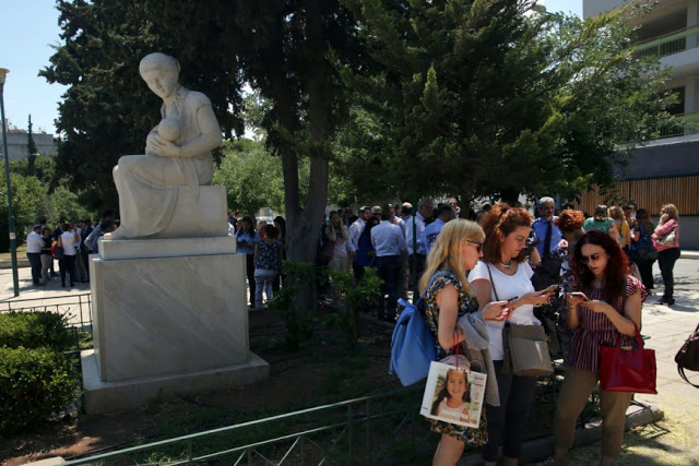 Αμέσως μετά το σεισμό: Χιλιάδες Αθηναίοι στους δρόμους - Έπεσε ο σταυρός της Αγίας Ειρήνης στο Μοναστηράκι - Φωτογραφία 19