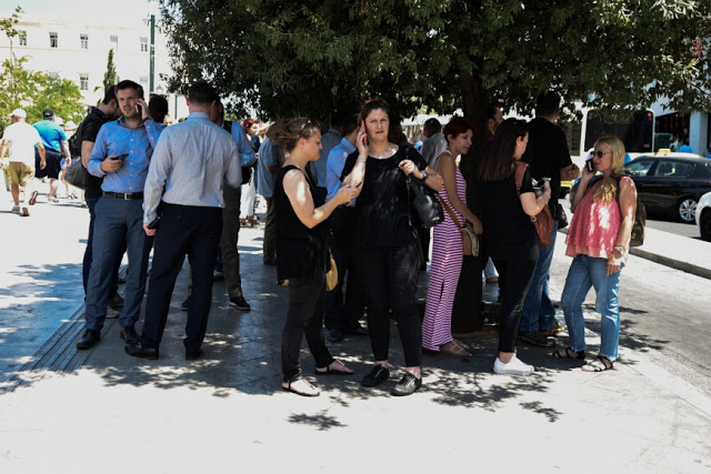 Αμέσως μετά το σεισμό: Χιλιάδες Αθηναίοι στους δρόμους - Έπεσε ο σταυρός της Αγίας Ειρήνης στο Μοναστηράκι - Φωτογραφία 4