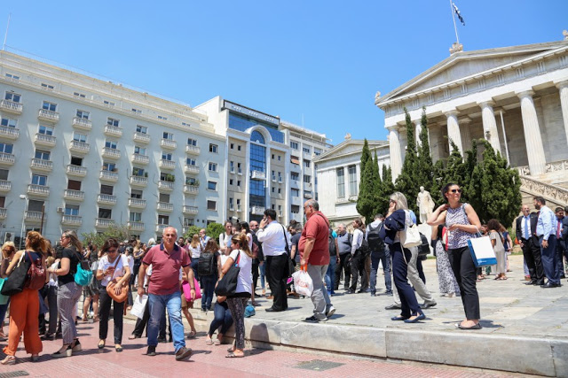 Αμέσως μετά το σεισμό: Χιλιάδες Αθηναίοι στους δρόμους - Έπεσε ο σταυρός της Αγίας Ειρήνης στο Μοναστηράκι - Φωτογραφία 6