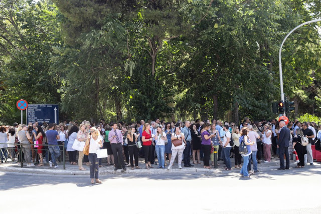 Αμέσως μετά το σεισμό: Χιλιάδες Αθηναίοι στους δρόμους - Έπεσε ο σταυρός της Αγίας Ειρήνης στο Μοναστηράκι - Φωτογραφία 8