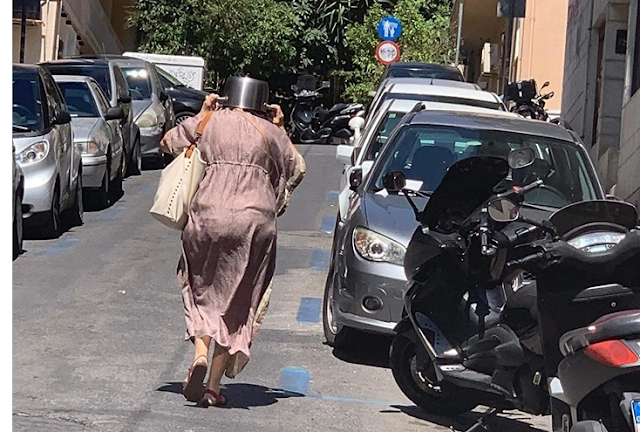 Κορυφαία φωτογραφία του σεισμού: Γυναίκα με κατσαρόλα στο κεφάλι για να προστατευθεί από τον σεισμό!!! - Φωτογραφία 1