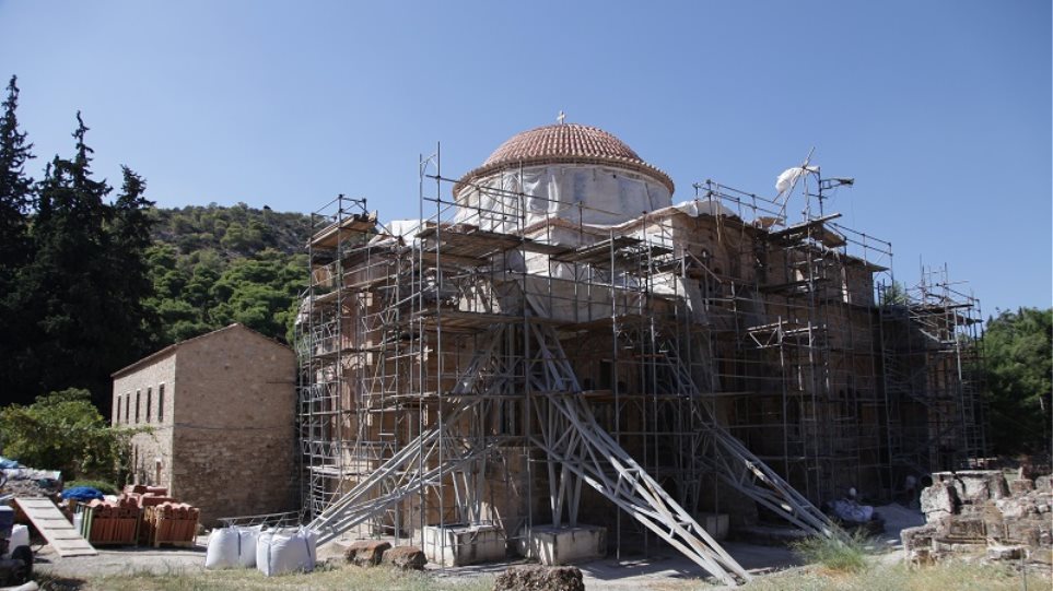 Αθήνα: Κατέρρευσε τμήμα στον περίβολο στη Μονή Δαφνίου - Η κατάσταση στα υπόλοιπα μουσεία - Φωτογραφία 1