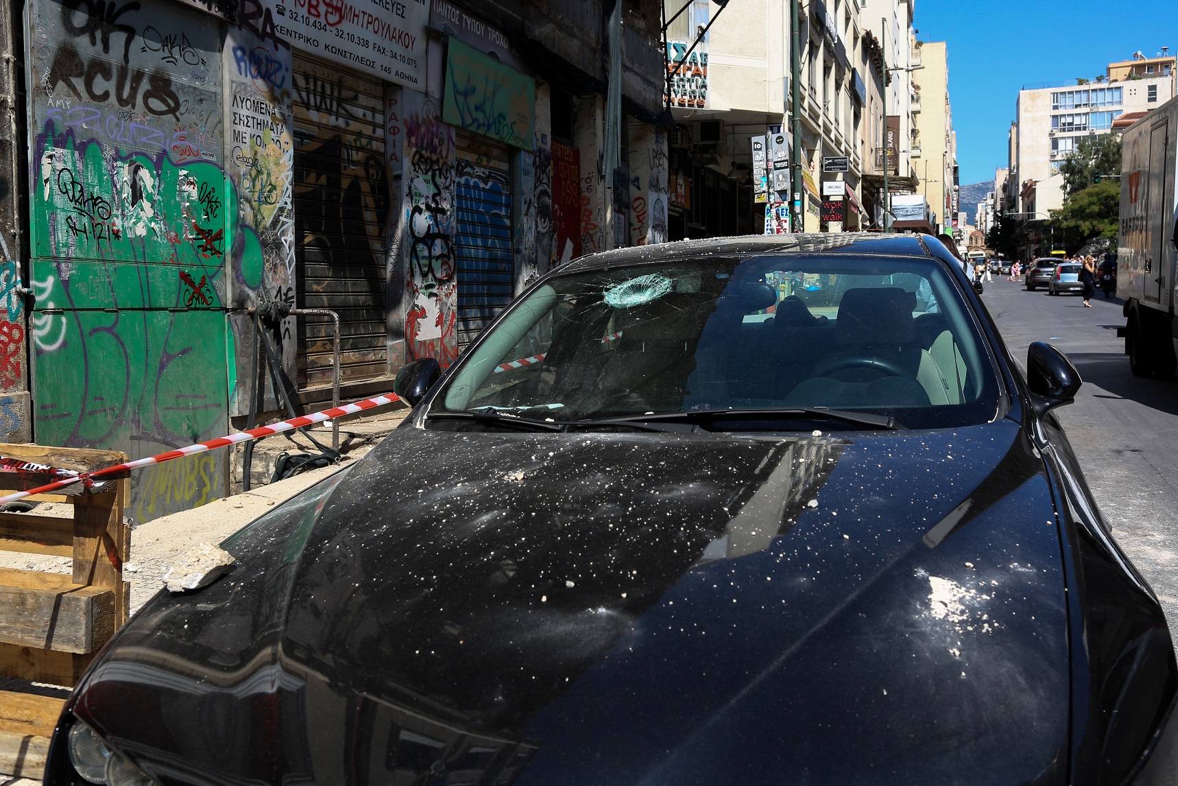 Αθήνα: Άντεξε η πόλη - Χιλιάδες κόσμου ανάστατοι στους δρόμους - Φωτογραφία 10