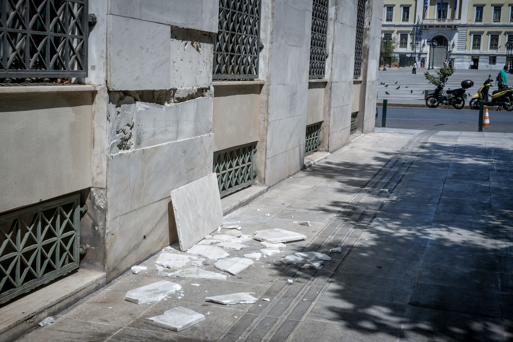 Αθήνα: Άντεξε η πόλη - Χιλιάδες κόσμου ανάστατοι στους δρόμους - Φωτογραφία 13