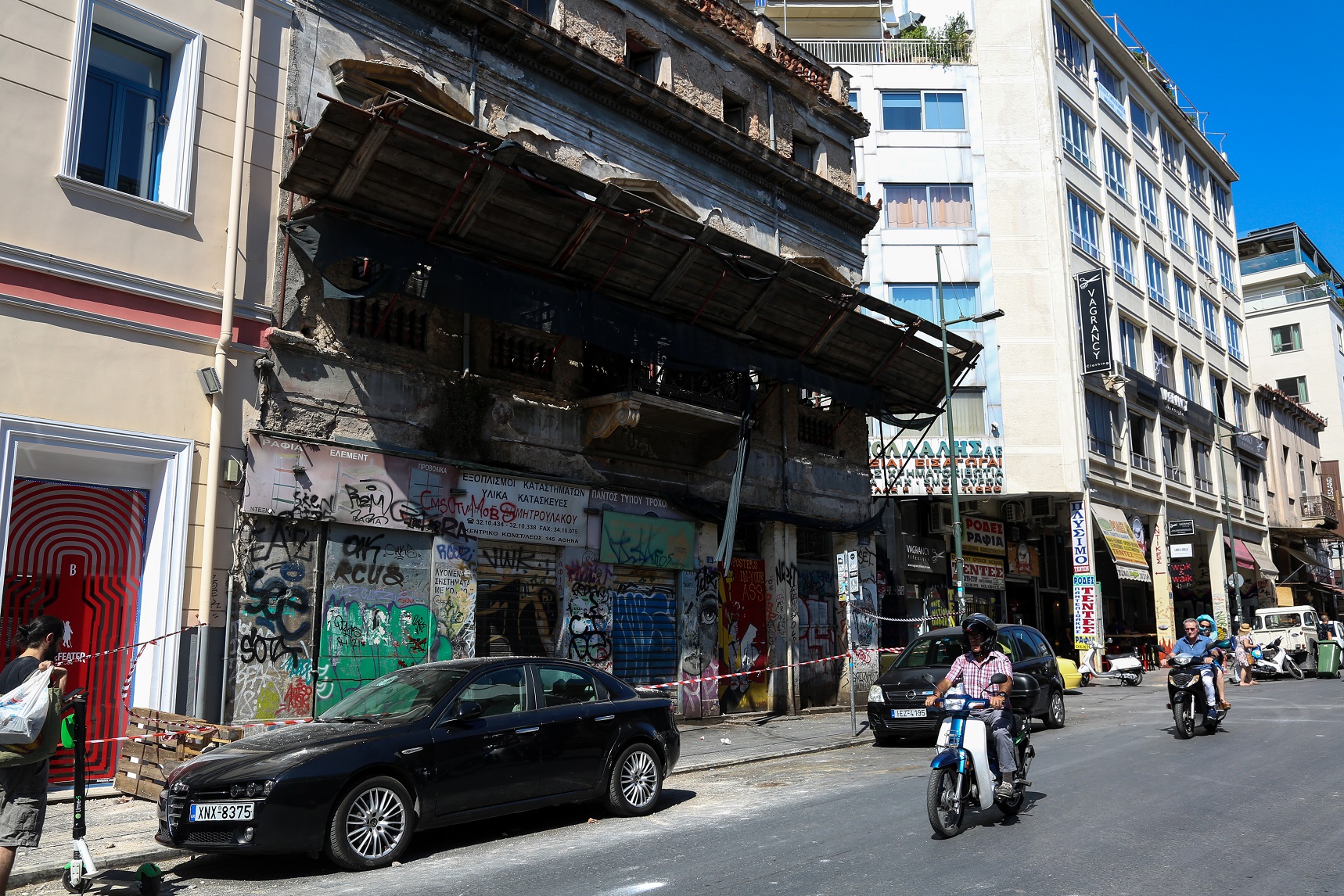 Αθήνα: Άντεξε η πόλη - Χιλιάδες κόσμου ανάστατοι στους δρόμους - Φωτογραφία 9
