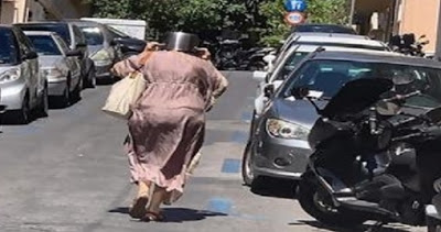 Σεισμός στην Αττική: Η γυναίκα με την ...κατσαρόλα στο κεφάλι έκλεψε τις εντυπώσεις - Φωτογραφία 1