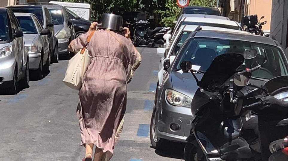 Αθήνα: Η viral φωτογραφία με την κατσαρόλα από το Κολωνάκι - Φωτογραφία 1