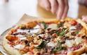 6 τρικ για να φας σωστά την πίτσα (ζεστή, χωρίς να χαλάσει, τραγανή και την επόμενη ημέρα)